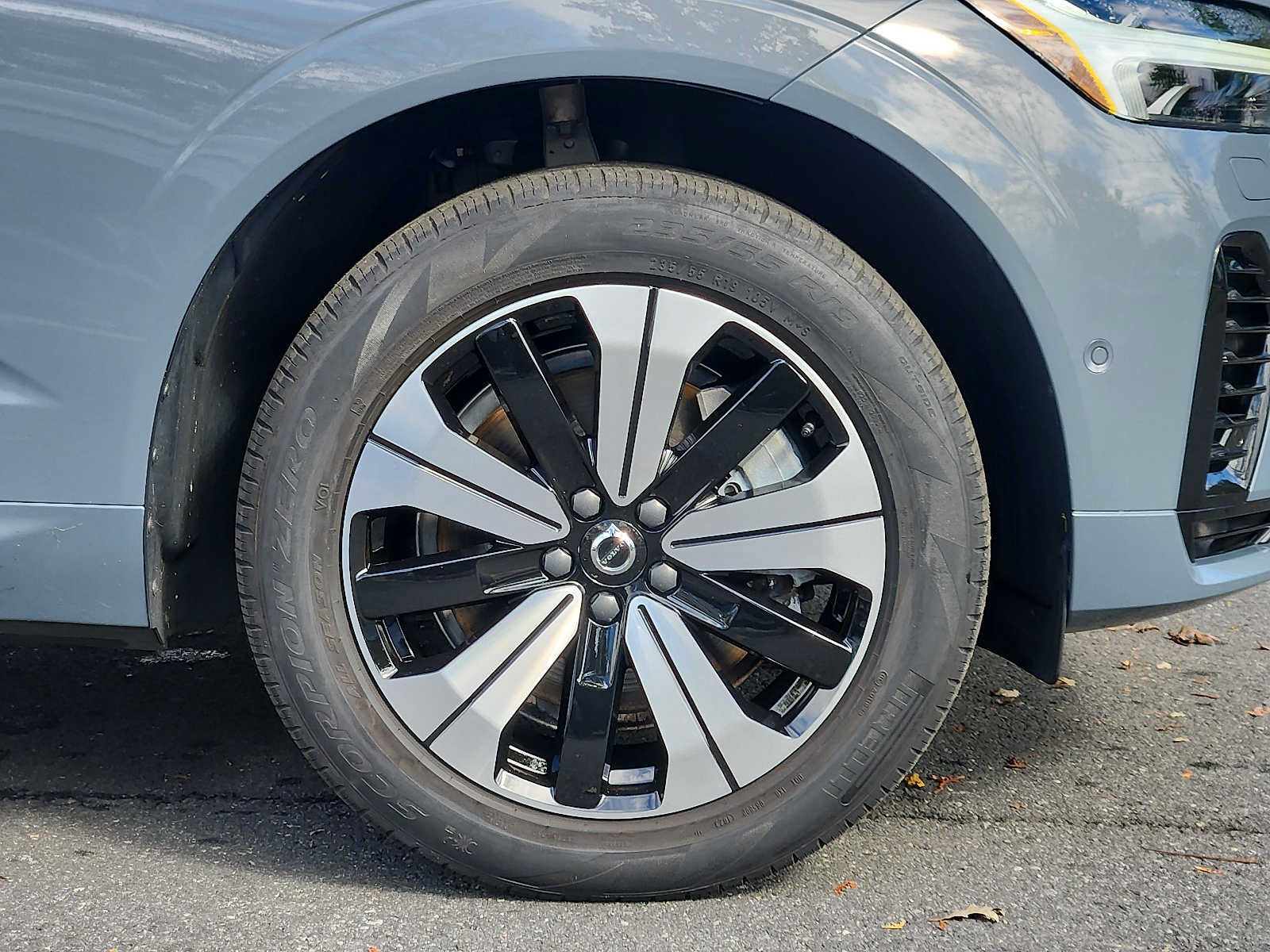 Certified 2024 Volvo XC60 T8 Plus w/ Climate Package AWD/4WD image 8