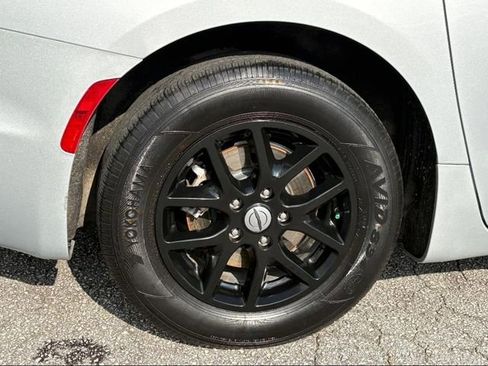 Used 2023 Chrysler Pacifica Touring-L image 24