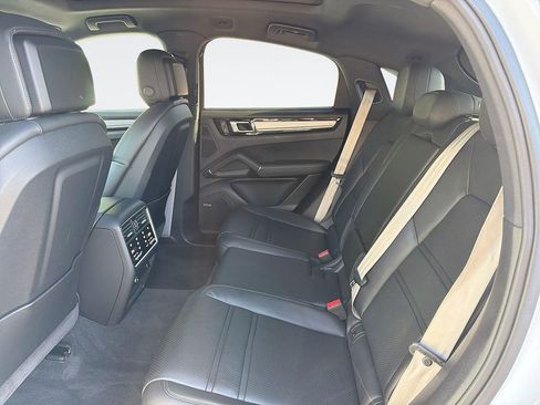 Used 2022 Porsche Cayenne Coupe AWD/4WD image 23