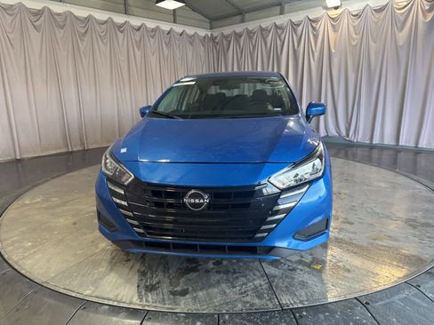 Used 2023 Nissan Versa SV image 2