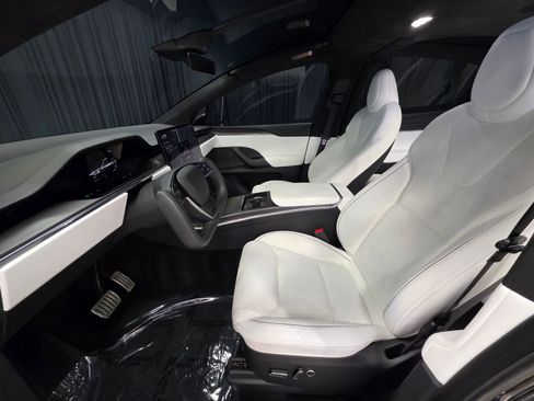 Used 2022 Tesla Model X Plaid image 18