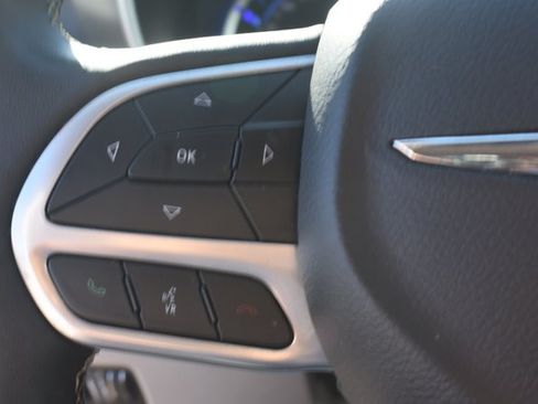 Used 2024 Chrysler Pacifica Limited FWD image 22