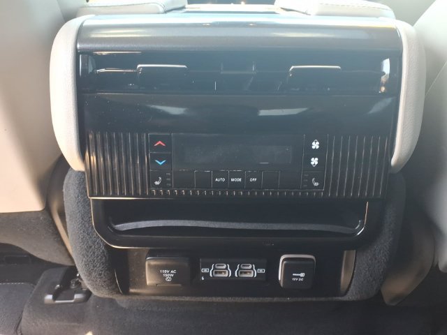 Used 2023 Jeep Wagoneer 4WD w/ Premium Group I image 19