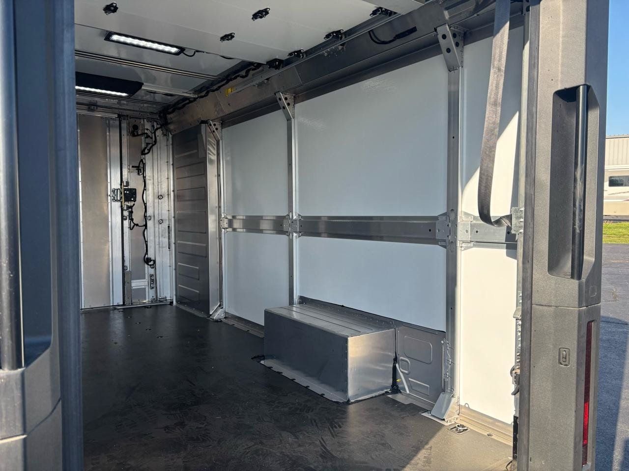 Used 2024 Chevrolet Brightdrop 600 w/ Commercial Equipment Package AWD/4WD image 12