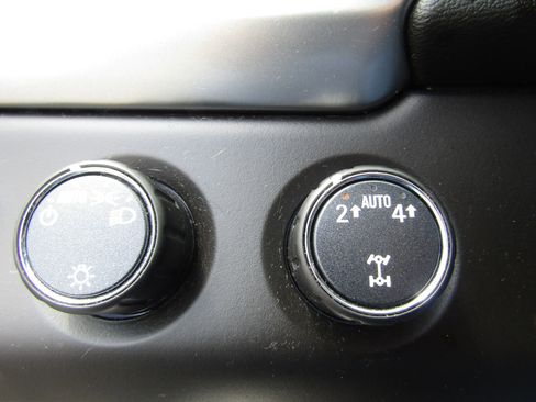 Used 2018 Chevrolet Suburban LT image 29