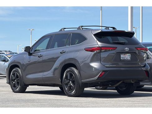 Used 2022 Toyota Highlander L AWD/4WD image 6
