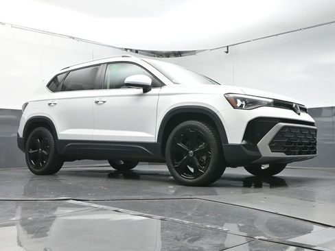 Used 2025 Volkswagen Taos SE image 17