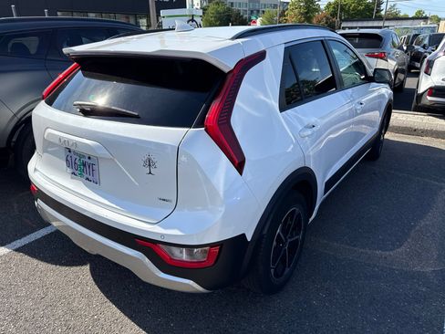 Used 2023 Kia Niro EX FWD image 5