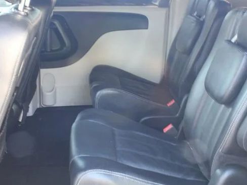Used 2015 Chrysler Town & Country Touring image 8