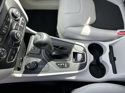 Used 2021 Jeep Cherokee Latitude Plus image 22