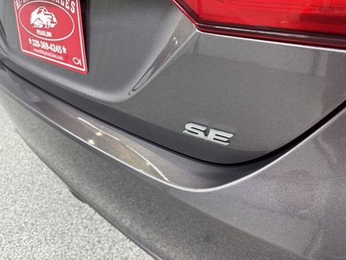 Used 2021 Toyota Camry SE FWD image 7