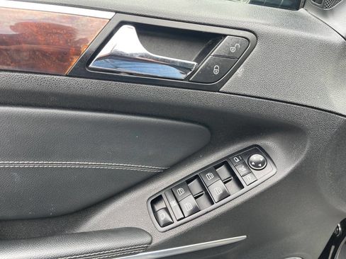 Used 2011 Mercedes-Benz GL 550 4MATIC image 24