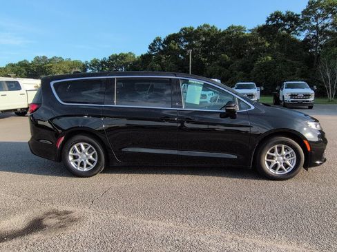 Used 2026 Chrysler Pacifica Select FWD image 3