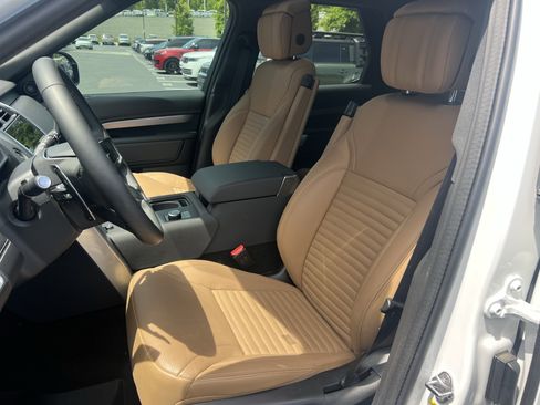 Certified 2025 Land Rover Discovery Dynamic SE AWD/4WD image 16