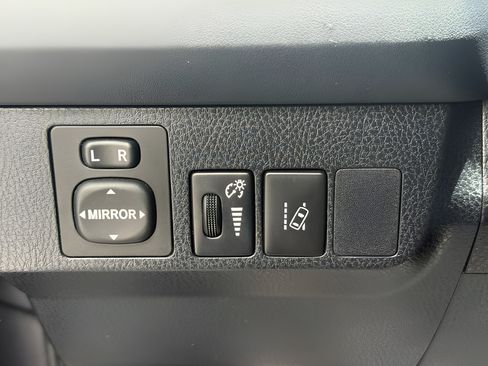 Used 2018 Toyota RAV4 LE FWD image 33