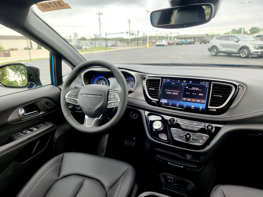 New 2027 Chrysler Pacifica Select FWD image 26