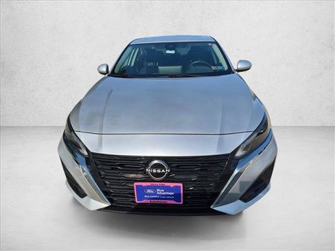 Used 2023 Nissan Altima 2.5 SV w/ SV Premium Package AWD/4WD image 2