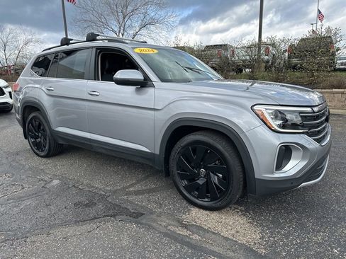 Used 2024 Volkswagen Atlas SE AWD/4WD image 16