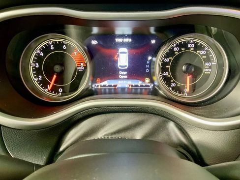 Used 2018 Jeep Cherokee Overland w/ Technology Group AWD/4WD image 26