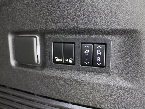 Used 2022 Chevrolet Suburban RST w/ Luxury Package image 27