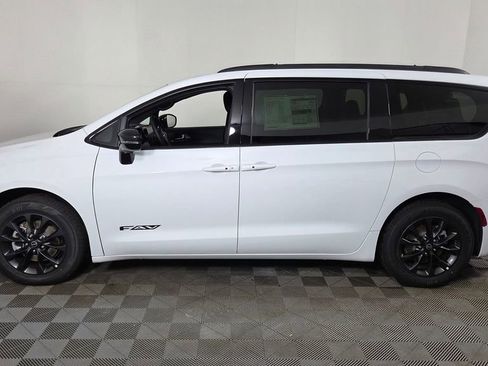 New 2025 Chrysler Pacifica Select w/ Fav Edition Package image 4