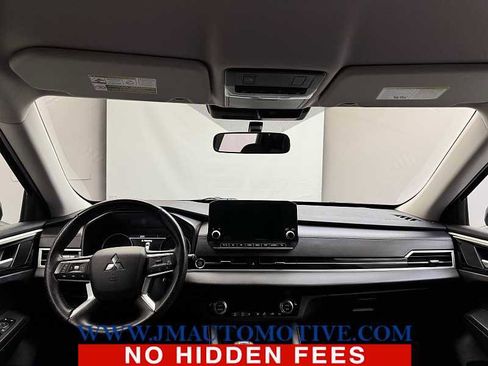 Used 2024 Mitsubishi Outlander SE image 11
