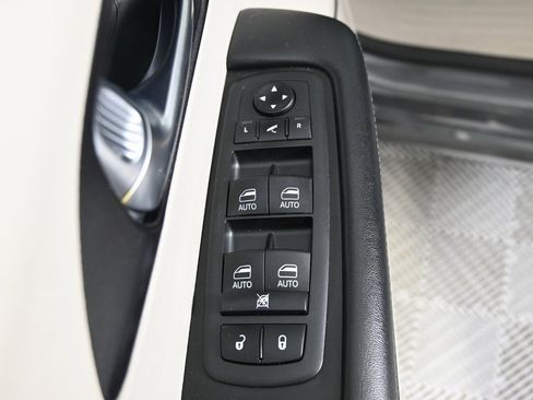 Used 2020 Chrysler Pacifica Limited image 21