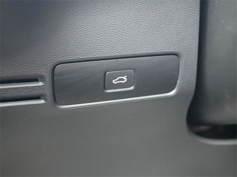 Used 2024 Volvo XC40 B5 Plus image 26