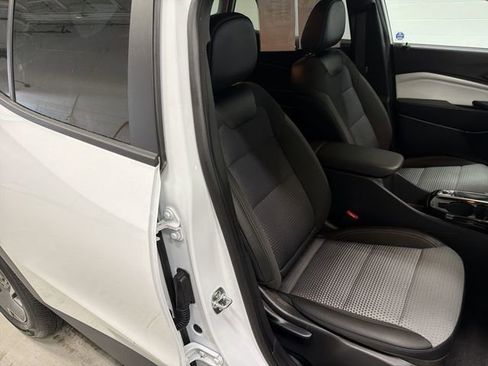 Certified 2025 Chevrolet Trax LT w/ LT Convenience Package FWD image 18
