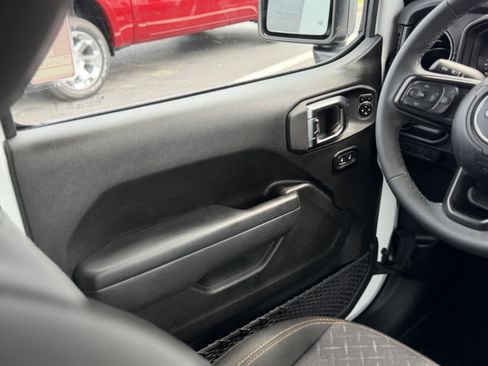 Used 2025 Jeep Gladiator Mojave AWD/4WD image 17