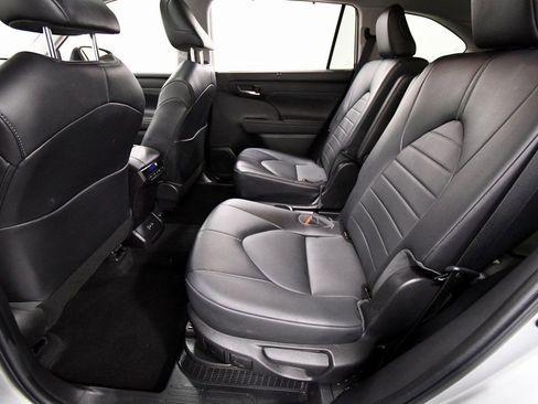 Used 2022 Toyota Highlander XLE image 15