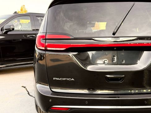 Used 2023 Chrysler Pacifica Touring-L FWD image 12