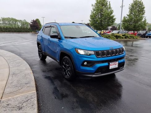 Used 2025 Jeep Compass Latitude w/ Convenience Group AWD/4WD image 4