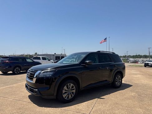 Certified 2025 Nissan Pathfinder SV FWD image 10