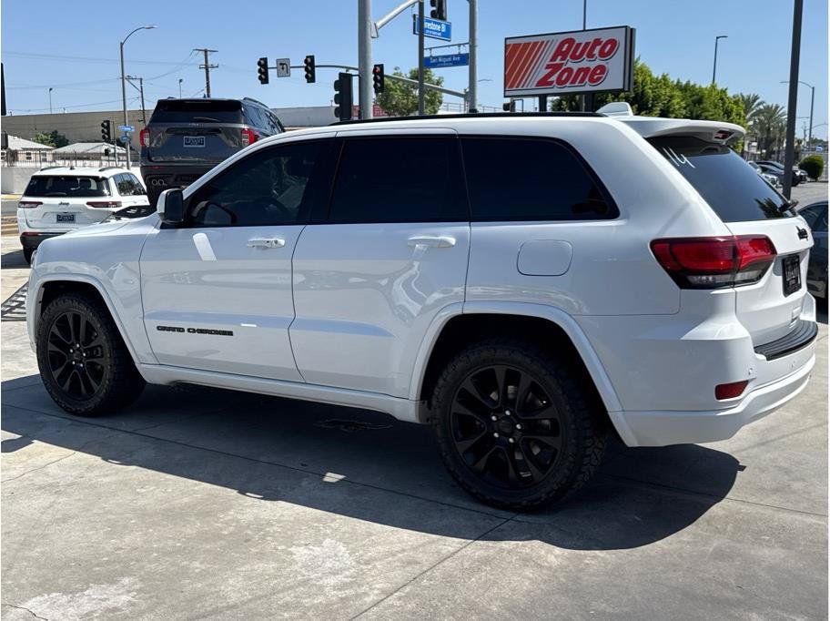 Used 2017 Jeep Grand Cherokee Altitude RWD image 43