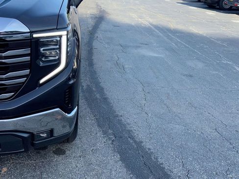 Used 2023 GMC Sierra 1500 SLT w/ X31 Off-Road Package AWD/4WD image 10