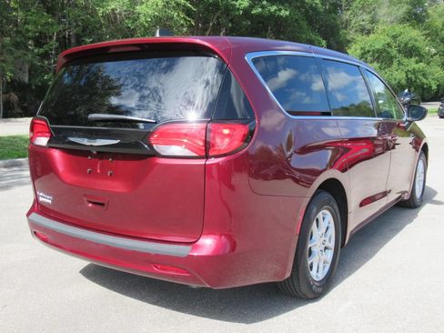 Certified 2022 Chrysler Voyager LX FWD image 7