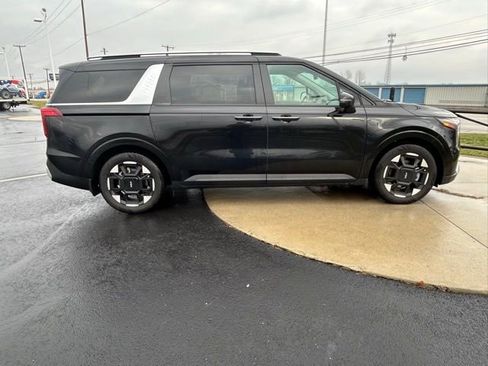 Used 2025 Kia Carnival EX image 9