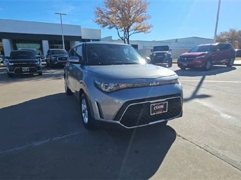 Used 2023 Kia Soul LX w/ LX Technology Package image 2