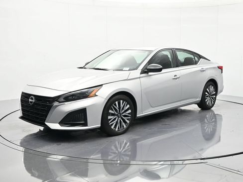 Certified 2025 Nissan Altima 2.5 SV FWD image 1