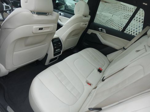 Used 2022 BMW X5 xDrive40i w/ M Sport Package image 11