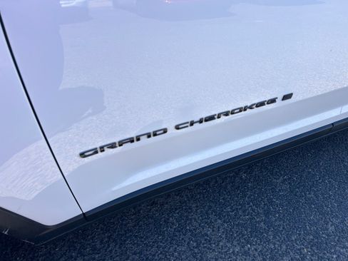 Used 2025 Jeep Grand Cherokee Altitude AWD/4WD image 24