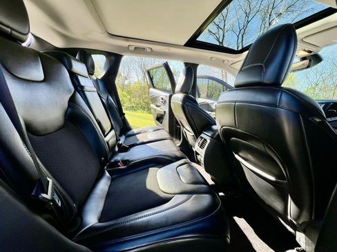 Used 2019 Jeep Cherokee Latitude Plus w/ Comfort/Convenience Group AWD/4WD image 12