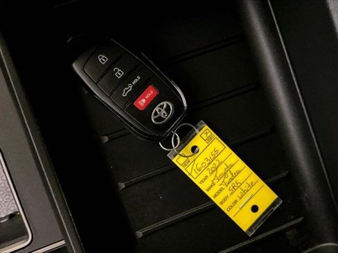 Used 2022 Toyota Tundra SR5 w/ SR5 Convenience Package AWD/4WD image 11