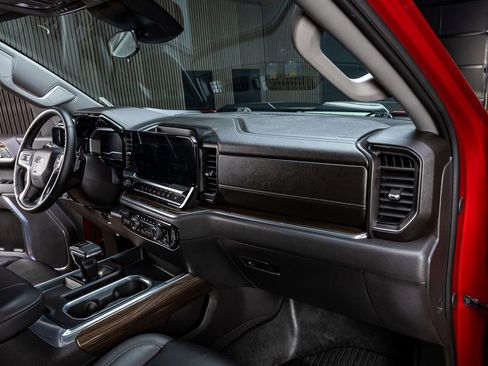 Used 2024 Chevrolet Silverado 1500 LT Trail Boss w/ Convenience Package II AWD/4WD image 18