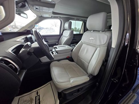 Used 2025 Ford Expedition Platinum image 10