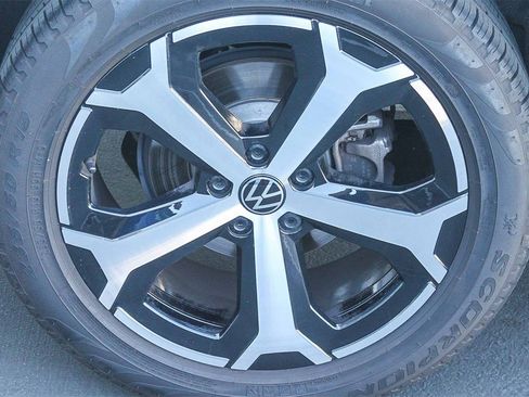 Used 2025 Volkswagen Tiguan SE image 11