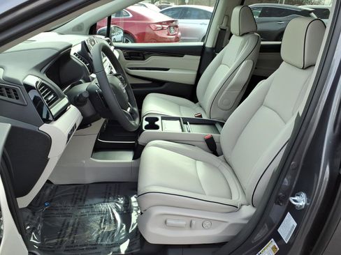 New 2026 Honda Odyssey Touring image 4