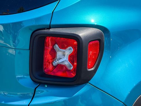 Used 2022 Jeep Renegade Latitude AWD/4WD image 8