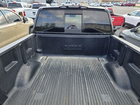 Used 2017 Nissan Titan SV image 6
